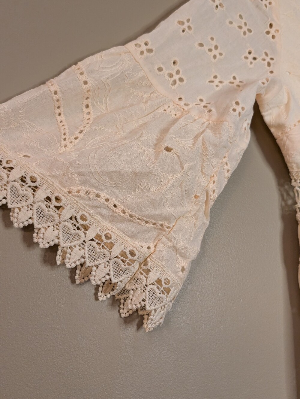 Wilifred Smith ivory eyelet lace mini dress V-Neck Bell Sleeve Size Large boho - Picture 6 of 7